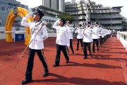 香港警察銀樂隊向一眾主禮嘉賓及馬會董事敬禮致意。